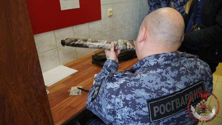 Житель НАО передал охотничье ружье и патроны для нужд СВО в связи с истечением срока разрешения