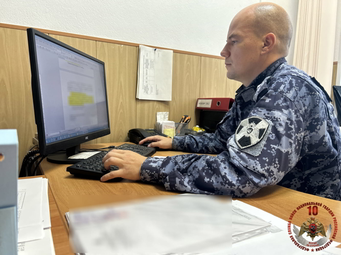 Житель Ненецкого автономного округа передал охотничье ружье «Сайга» для нужд СВО, находясь в Астрахани