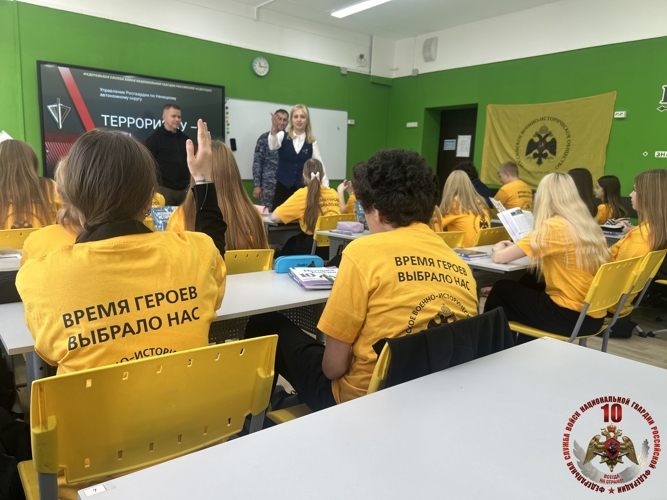 В Нарьян-Маре росгвардейцы провели «Урок мужества» для профильного класса Российского военно-исторического общества